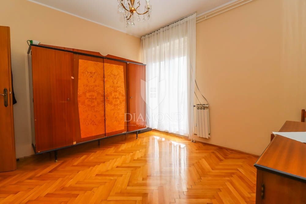 Dva prostorna stanovanja na iskani lokaciji v Pulju! 