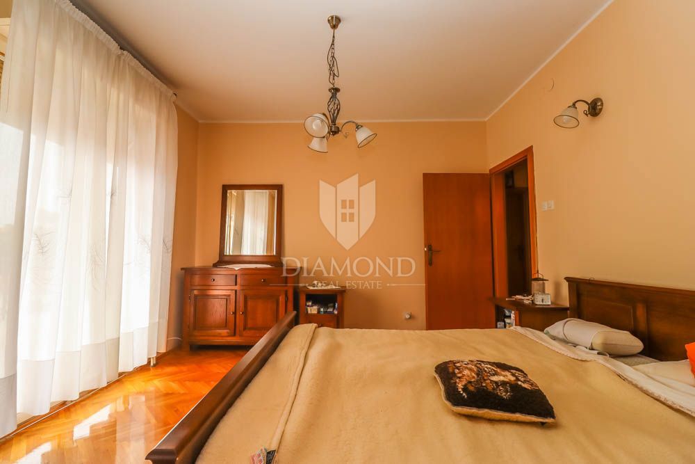 Dva prostorna stanovanja na iskani lokaciji v Pulju! 