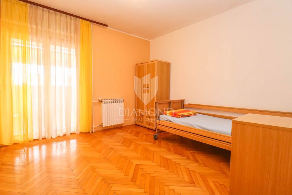 Dva prostorna stanovanja na iskani lokaciji v Pulju! 