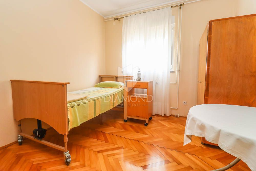 Dva prostorna stanovanja na iskani lokaciji v Pulju! 