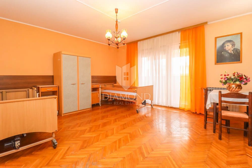 Dva prostorna stanovanja na iskani lokaciji v Pulju! 