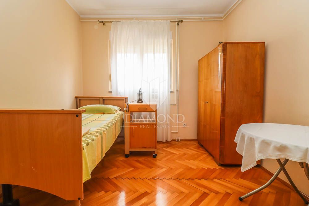Dva prostorna stanovanja na iskani lokaciji v Pulju! 