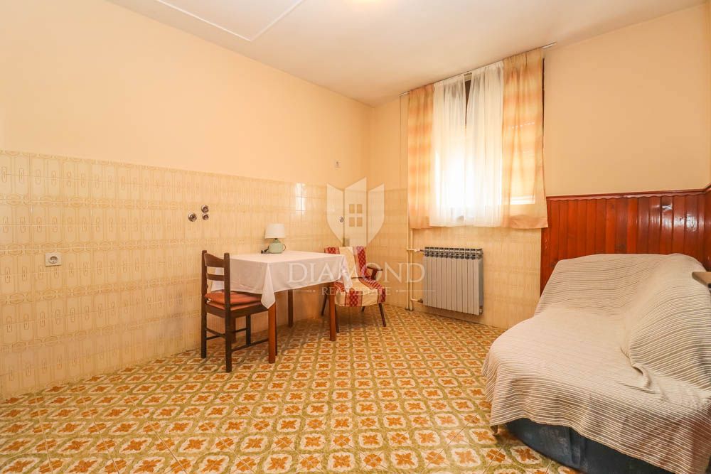 Dva prostorna stanovanja na iskani lokaciji v Pulju! 