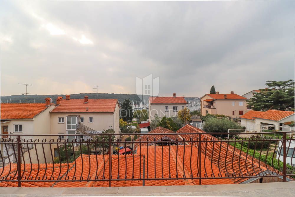 Dva prostorna stanovanja na iskani lokaciji v Pulju! 
