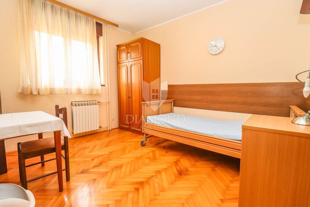 Dva prostorna stanovanja na iskani lokaciji v Pulju! 