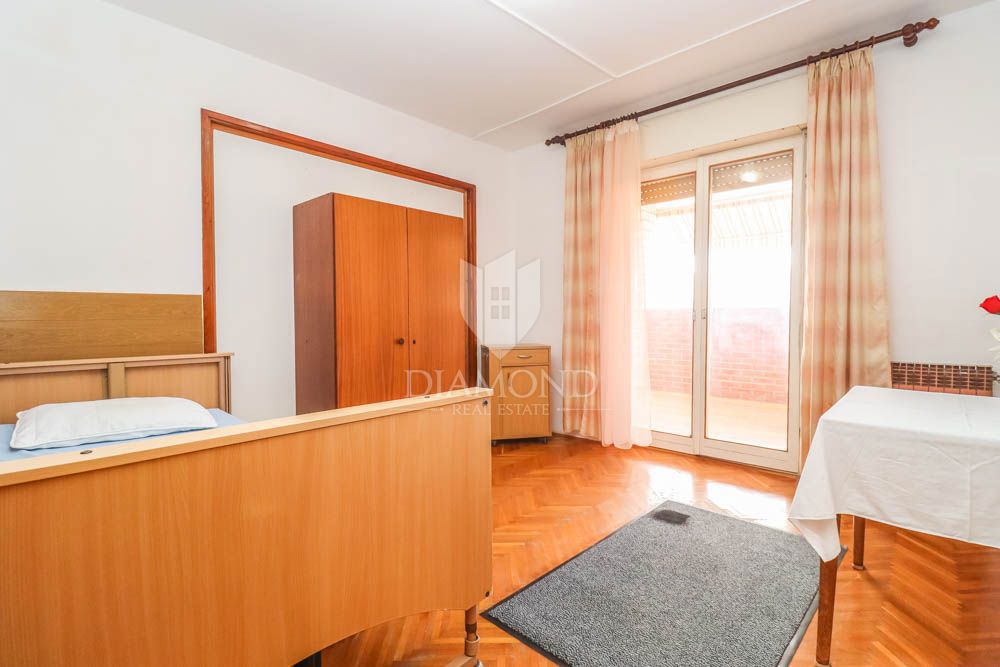 Dva prostorna stanovanja na iskani lokaciji v Pulju! 