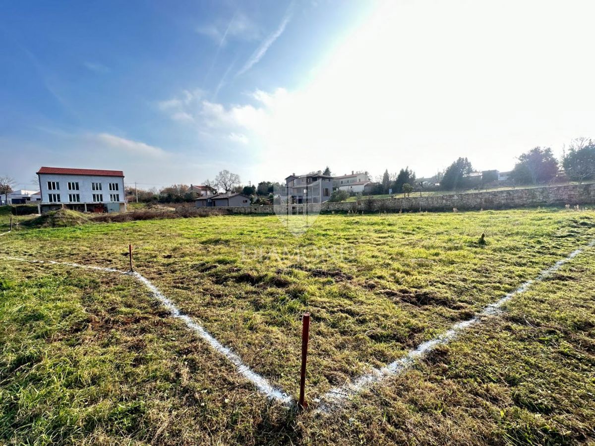 Istra, veliko gradbeno zemljišče 3 km od morja