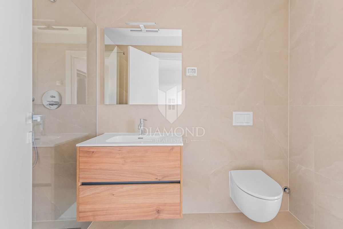 Novigrad, novo stanovanje 94 m2 v pritličju z zasebnim vrtom velikosti 148 m2!