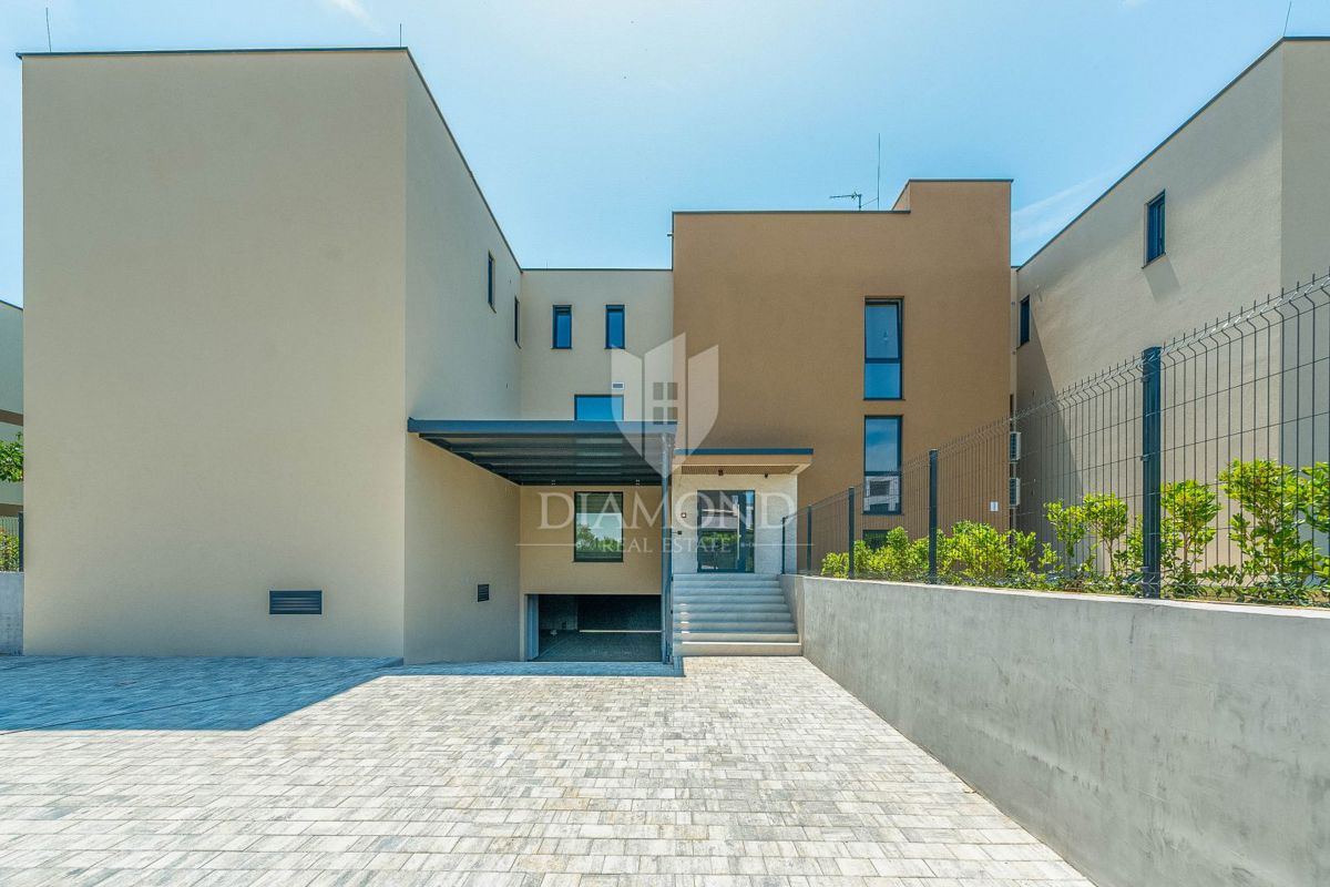 Novigrad, novo stanovanje 94 m2 v pritličju z zasebnim vrtom velikosti 148 m2!