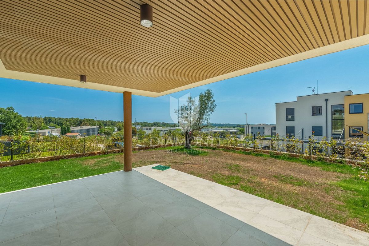 Novigrad, novo stanovanje 94 m2 v pritličju z zasebnim vrtom velikosti 148 m2!