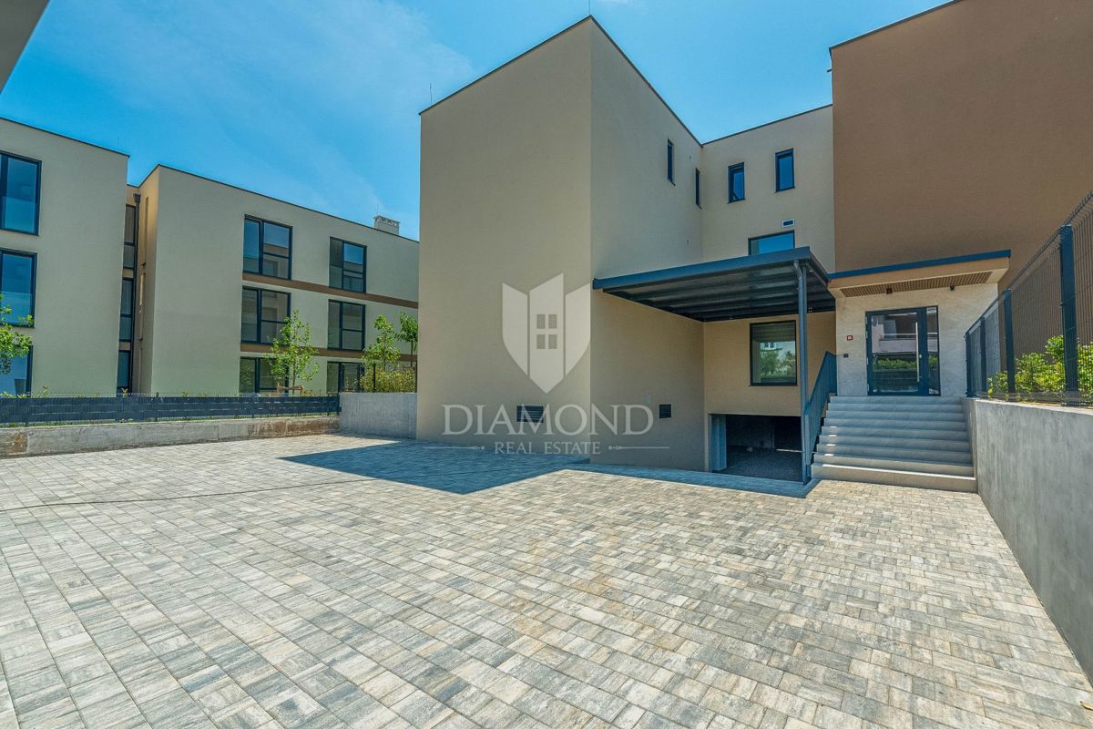 Novigrad, novo stanovanje 94 m2 v pritličju z zasebnim vrtom velikosti 148 m2!