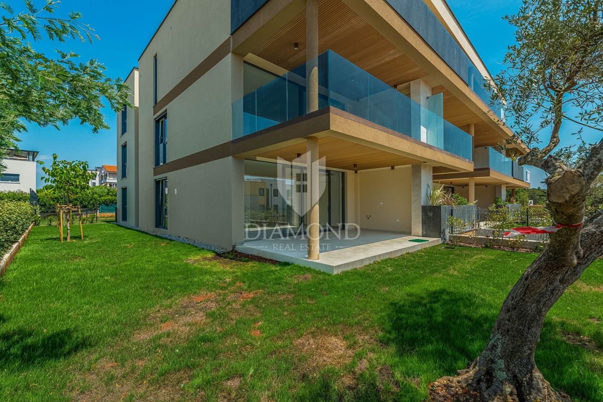 Novigrad, novo stanovanje 94 m2 v pritličju z zasebnim vrtom velikosti 148 m2!