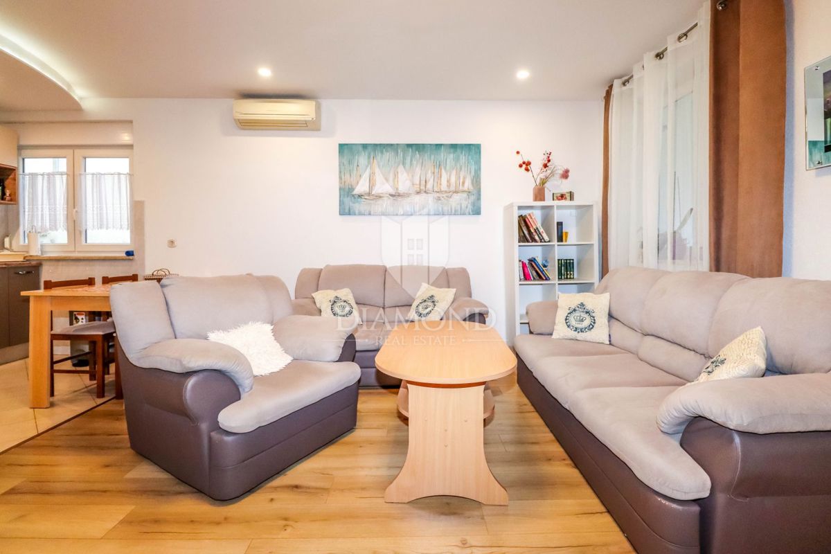 EKSKLUZIVNO! Apartma le nekaj korakov od plaže na prestižni lokaciji