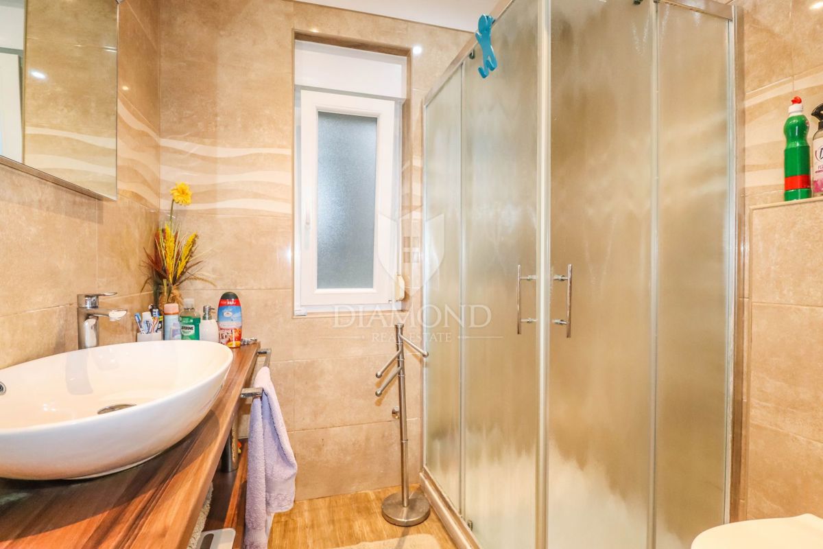 EKSKLUZIVNO! Apartma le nekaj korakov od plaže na prestižni lokaciji