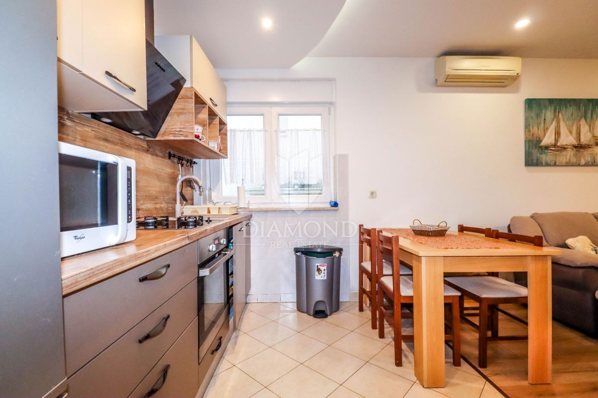 EKSKLUZIVNO! Apartma le nekaj korakov od plaže na prestižni lokaciji