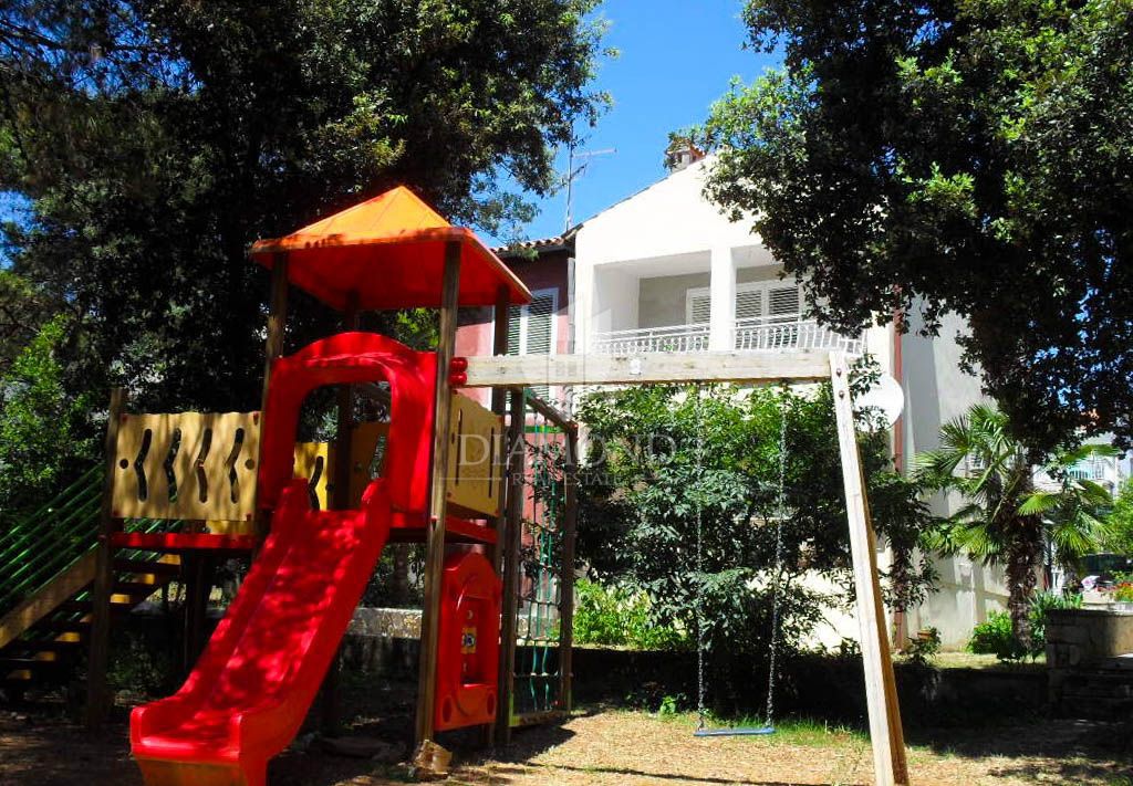 EKSKLUZIVNO! Apartma le nekaj korakov od plaže na prestižni lokaciji