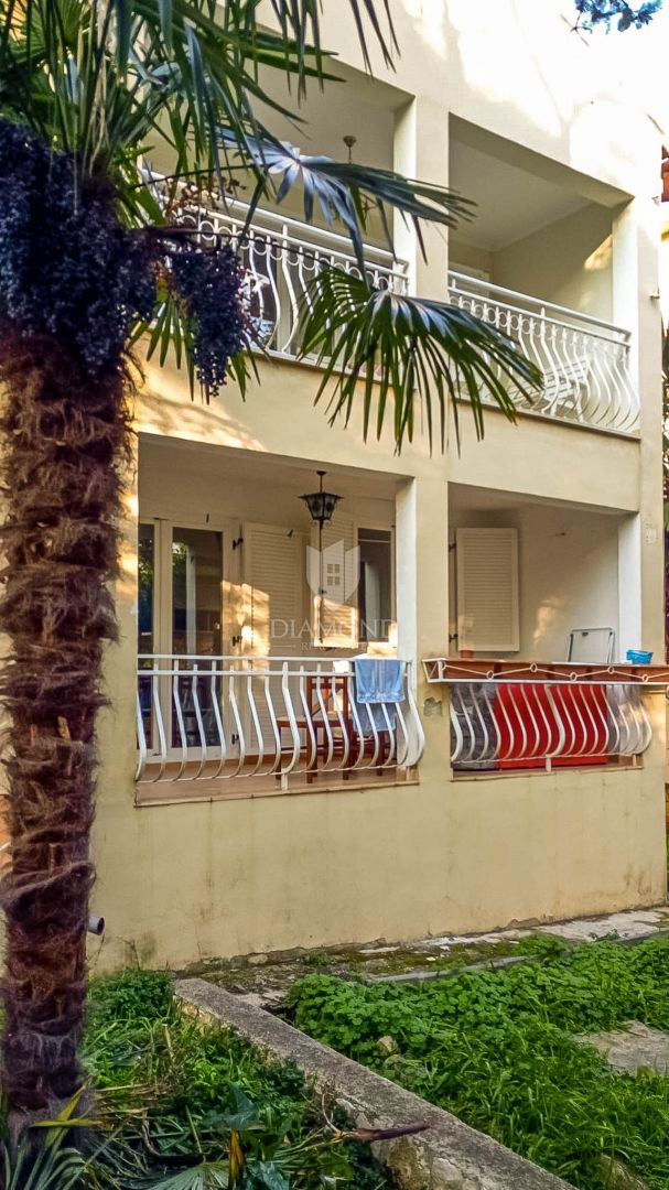 EKSKLUZIVNO! Apartma le nekaj korakov od plaže na prestižni lokaciji