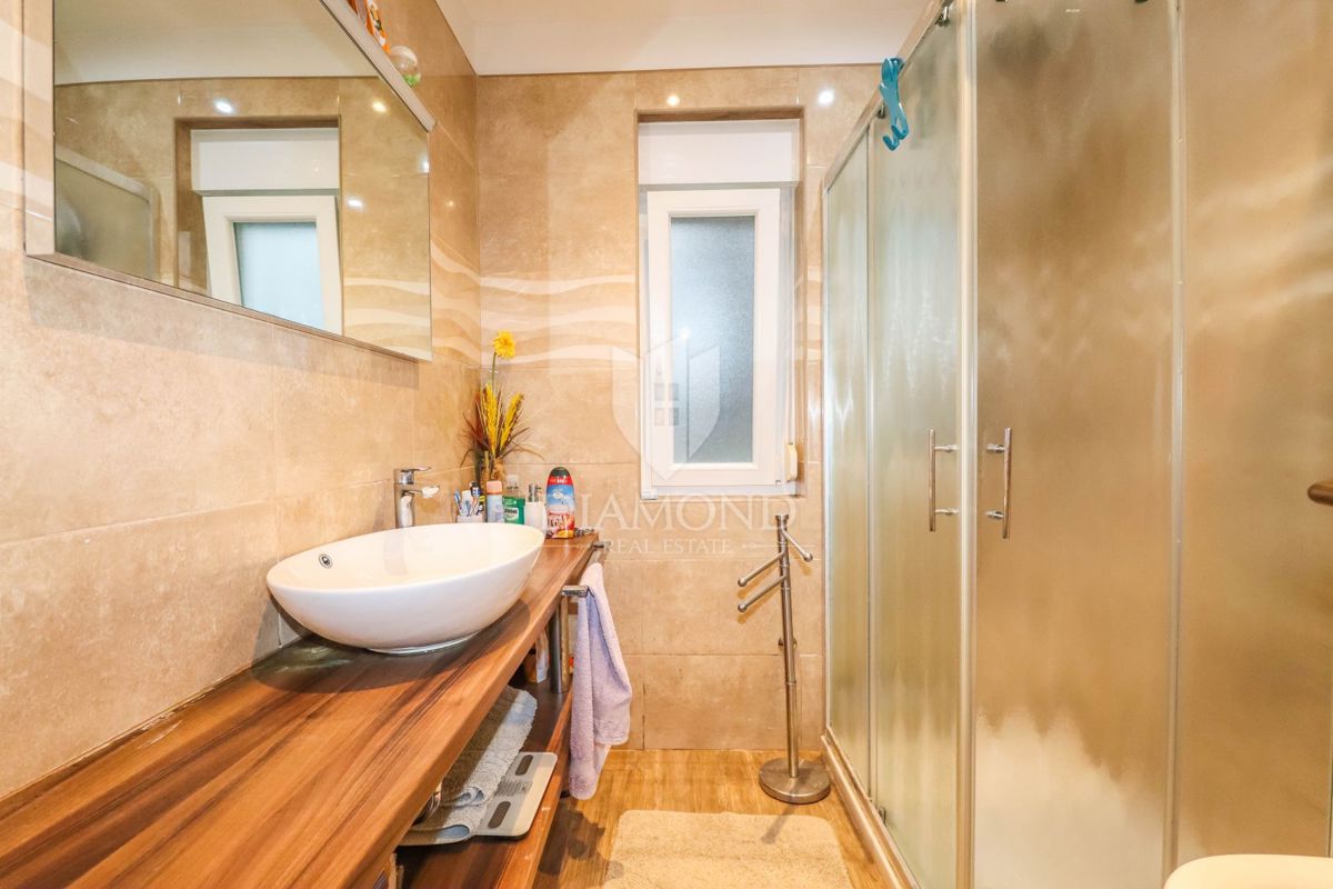 EKSKLUZIVNO! Apartma le nekaj korakov od plaže na prestižni lokaciji