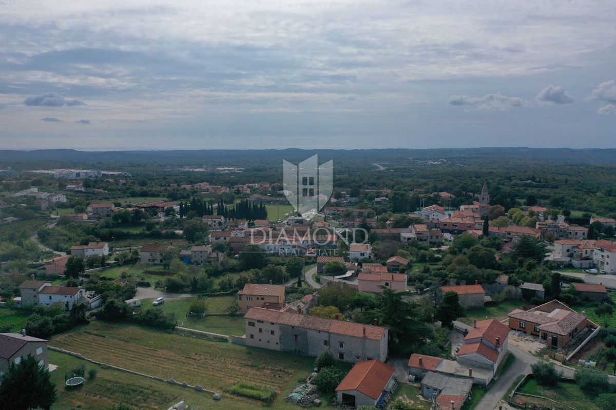 Kanfanar, center, zazidljivo zemljišče z vpisanim objektom