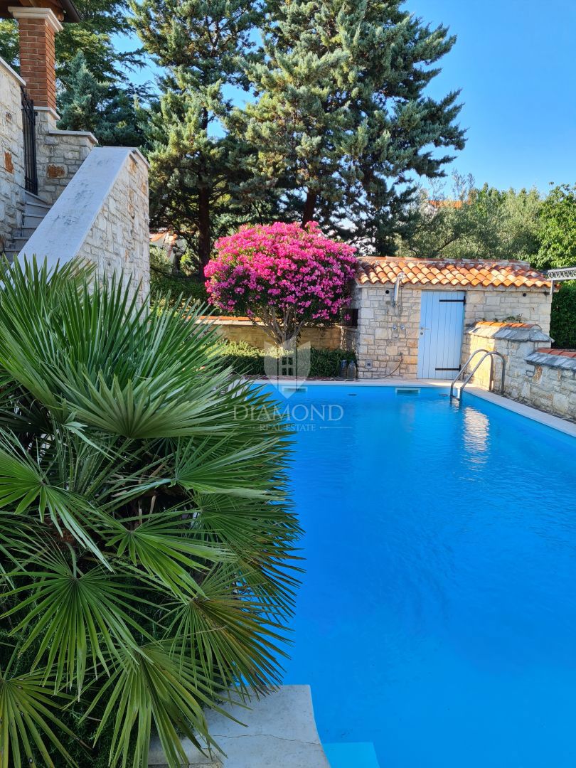 Poreč, okolica – Prekrasna dvojna hiša z bazenom