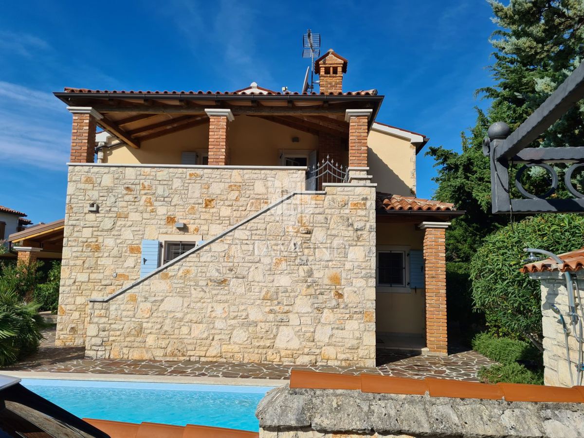 Poreč, okolica – Prekrasna dvojna hiša z bazenom