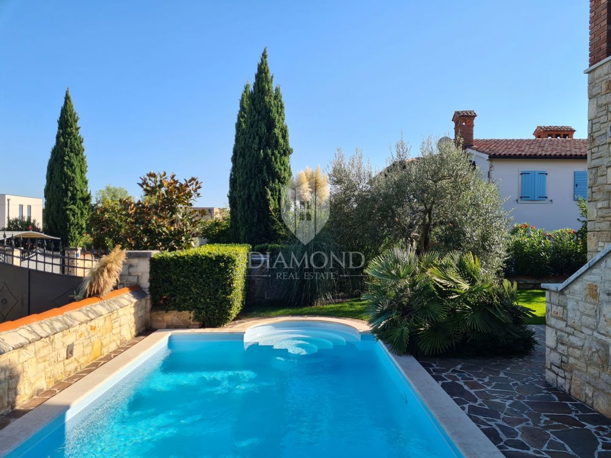 Poreč, okolica – Prekrasna dvojna hiša z bazenom