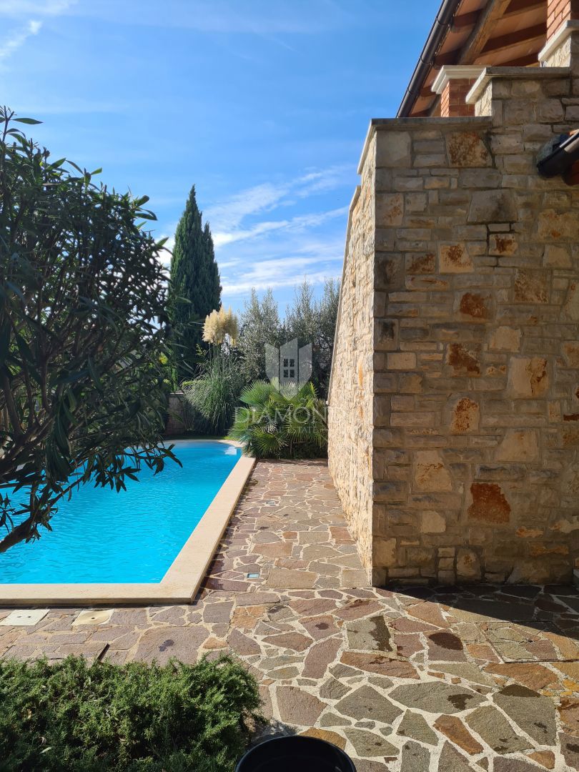 Poreč, okolica – Prekrasna dvojna hiša z bazenom