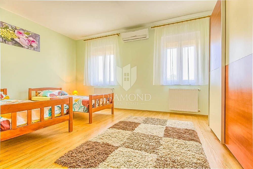 Nova enonadstropna hiša na prostorni parceli v bližini Pule! 
