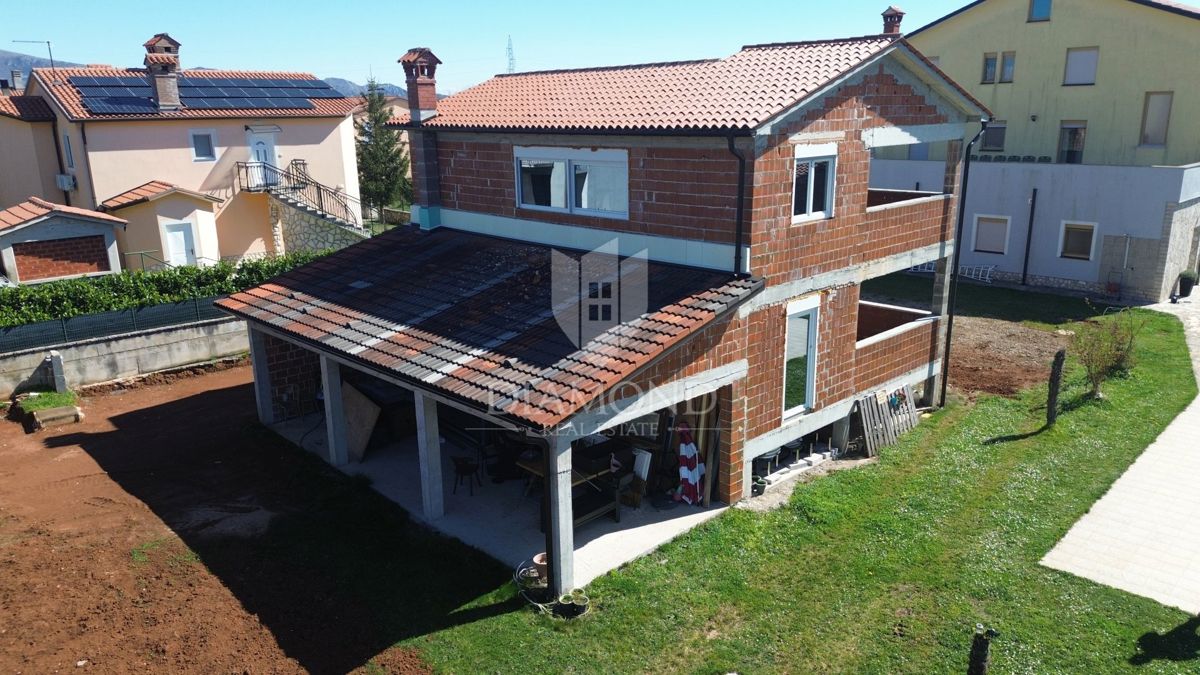 Nedokončana hiša v okolici Labina