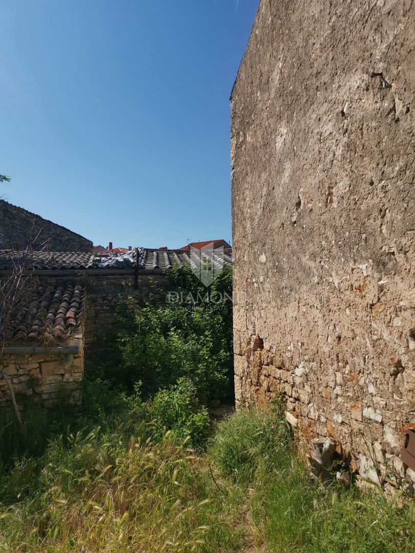 Vodnjan, center, hiša za prenovo z dvoriščem