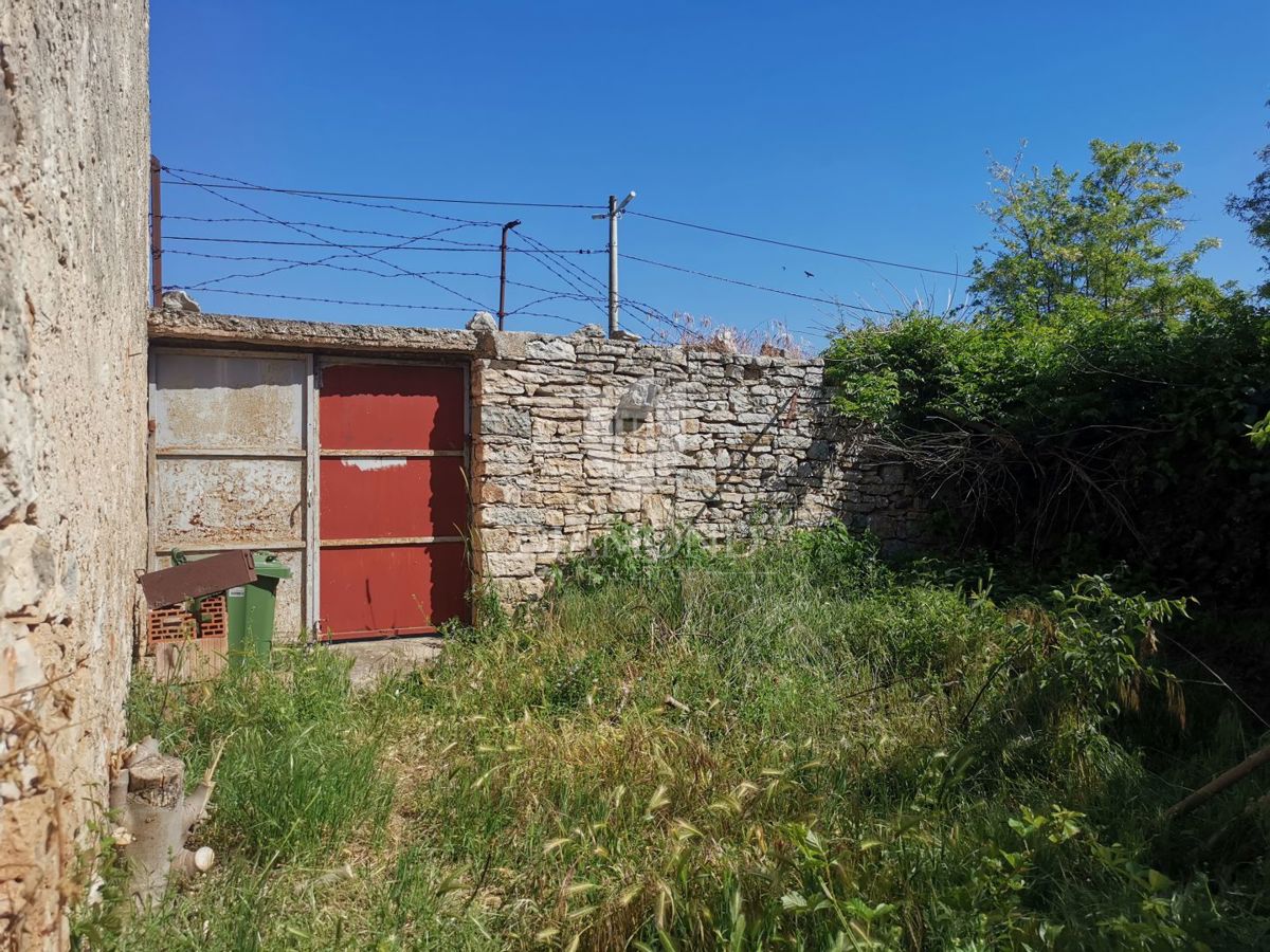 Vodnjan, center, hiša za prenovo z dvoriščem