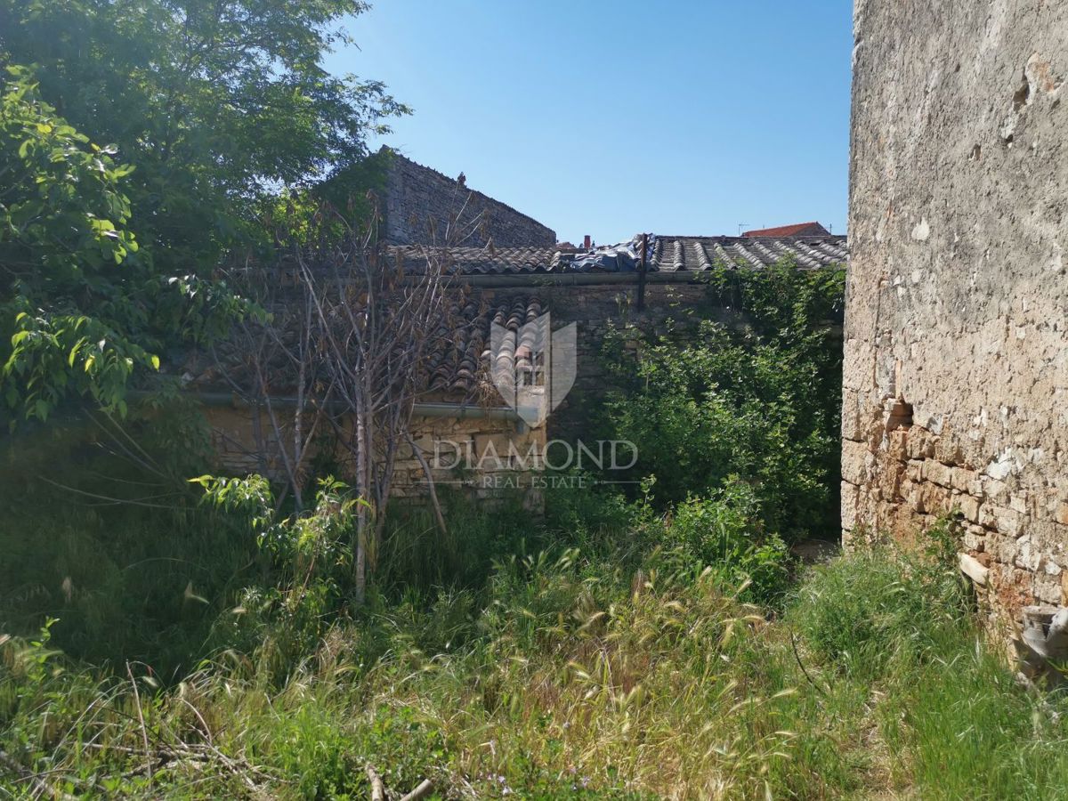 Vodnjan, center, hiša za prenovo z dvoriščem