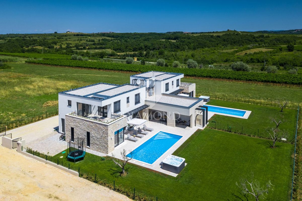 Brtonigla, čudovita vila z bazenom na vrhu hriba