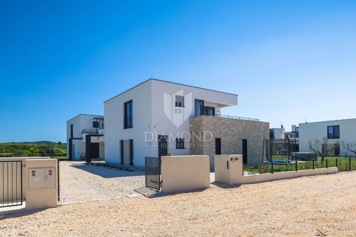 Brtonigla, čudovita vila z bazenom na vrhu hriba