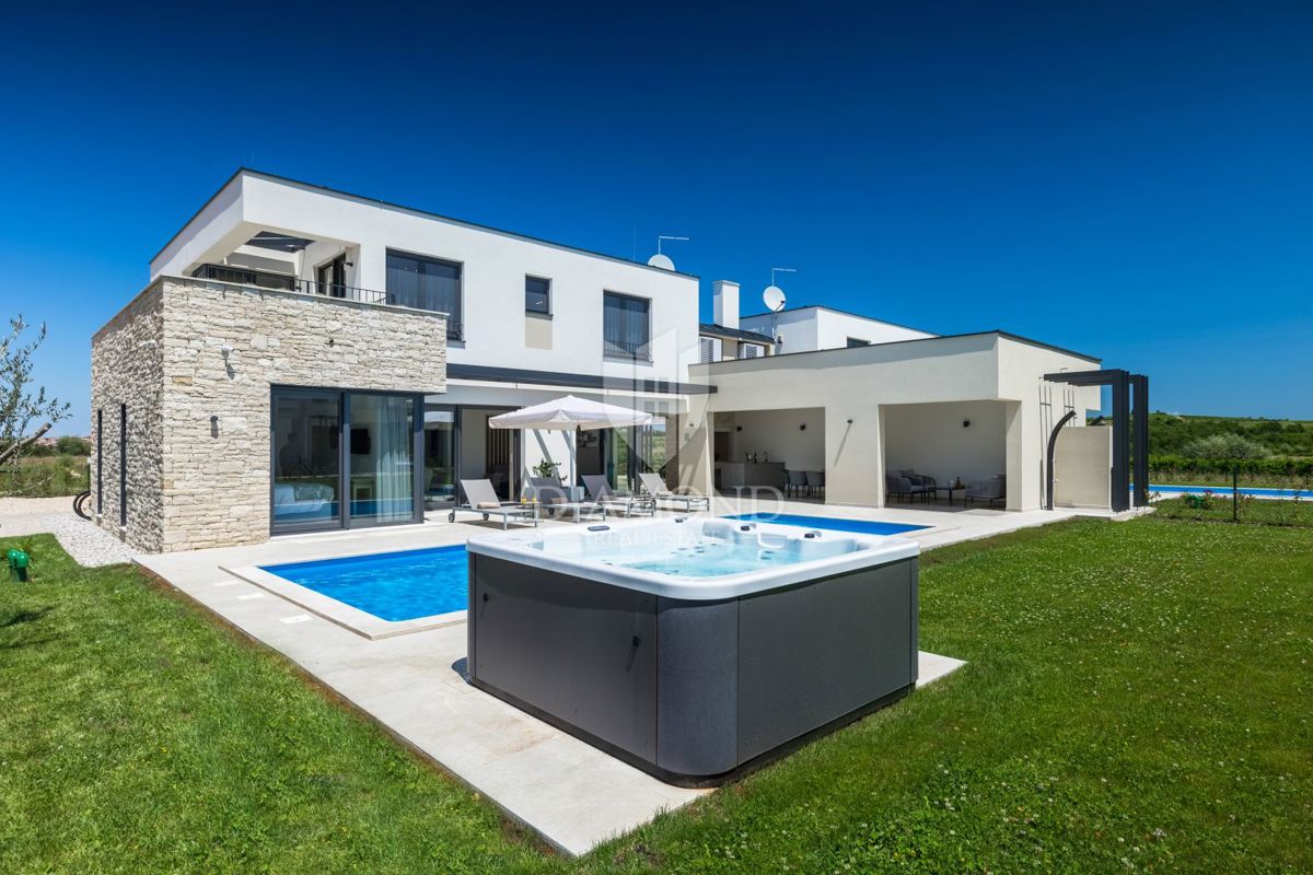 Brtonigla, čudovita vila z bazenom na vrhu hriba