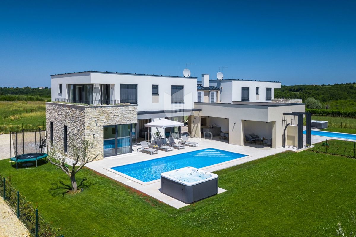 Brtonigla, čudovita vila z bazenom na vrhu hriba