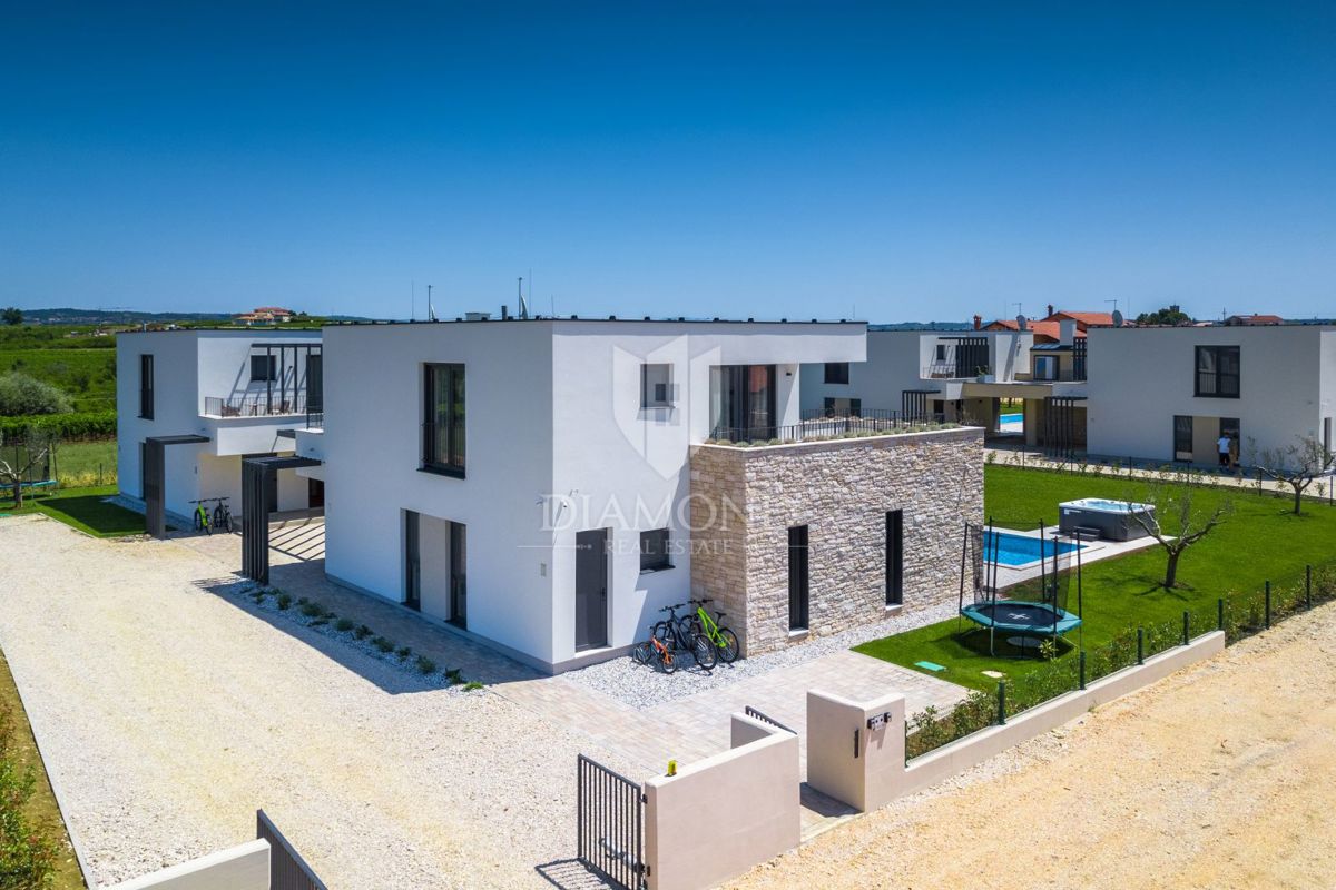 Brtonigla, čudovita vila z bazenom na vrhu hriba