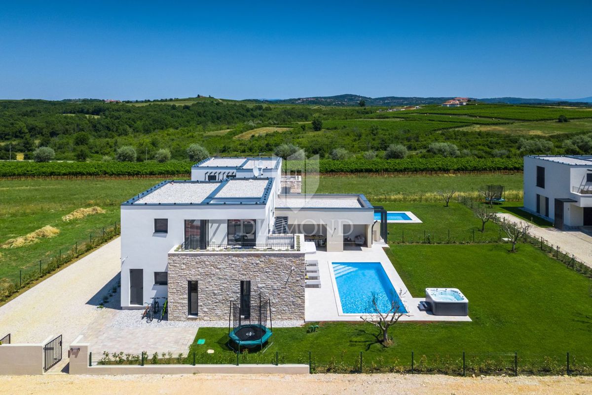 Brtonigla, čudovita vila z bazenom na vrhu hriba