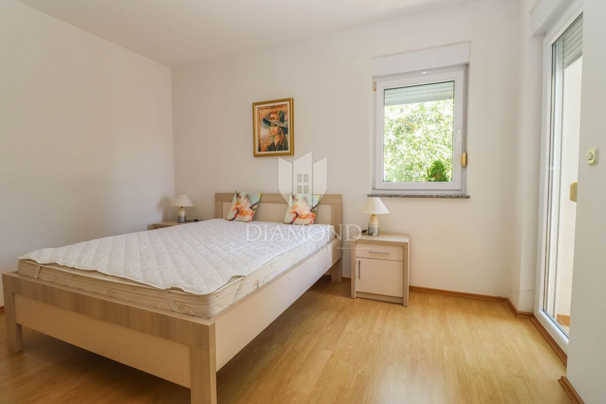 Odlično stanovanje s skupnim bazenom in žarom - okolica Pule