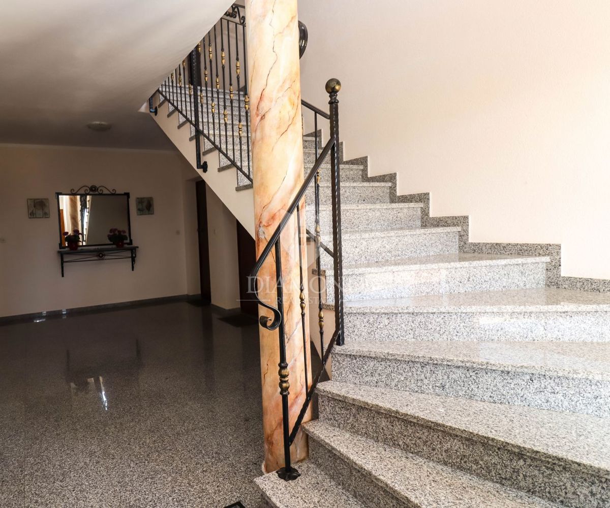 Odlično stanovanje s skupnim bazenom in žarom - okolica Pule