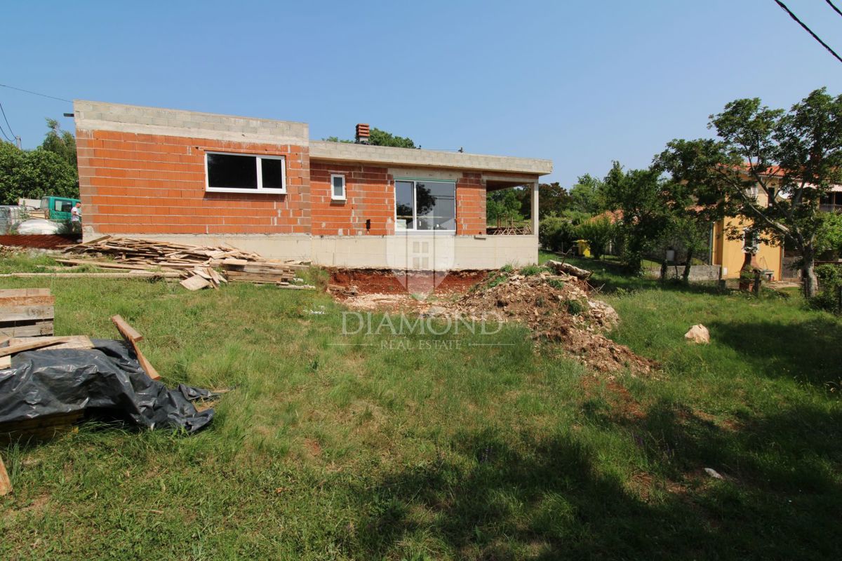 Moderna počitniška hiša v gradnji