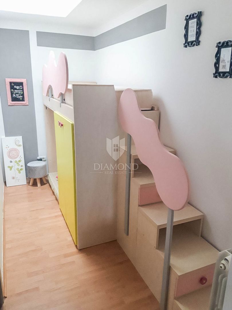 Dvonadstropna hiša s prostornim vrtom - Peroj