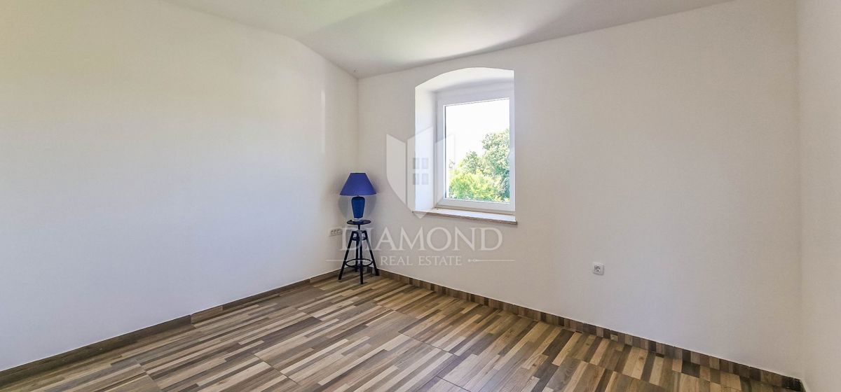 Brtonigla, samostojna hiša 337 m2 z bazenom in pogledom na morje