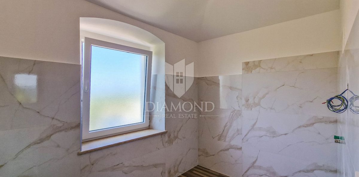 Brtonigla, samostojna hiša 337 m2 z bazenom in pogledom na morje