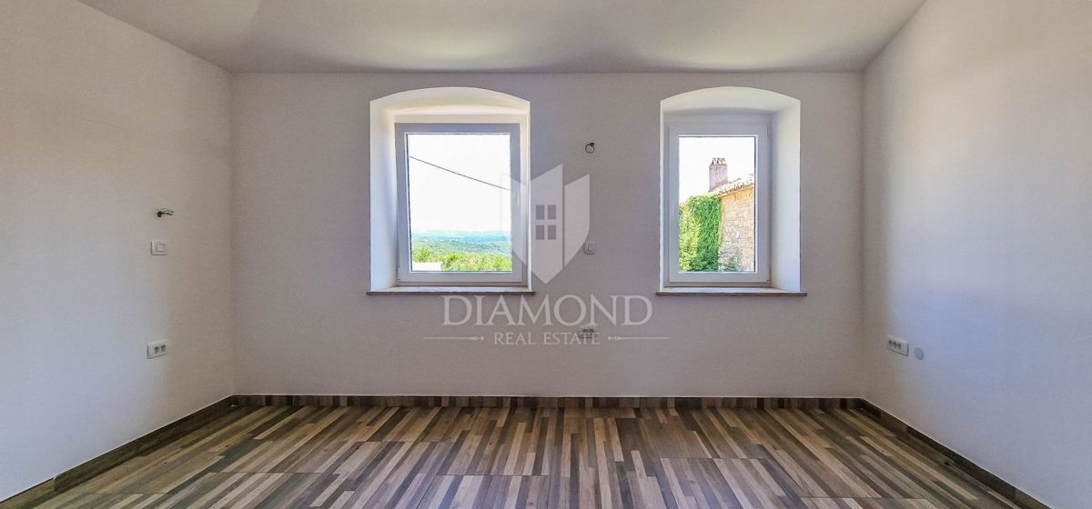 Brtonigla, samostojna hiša 337 m2 z bazenom in pogledom na morje