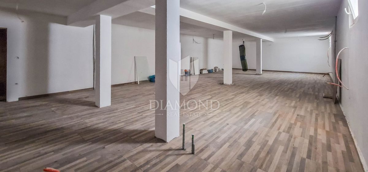 Brtonigla, samostojna hiša 337 m2 z bazenom in pogledom na morje