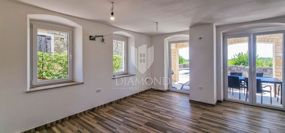 Brtonigla, samostojna hiša 337 m2 z bazenom in pogledom na morje