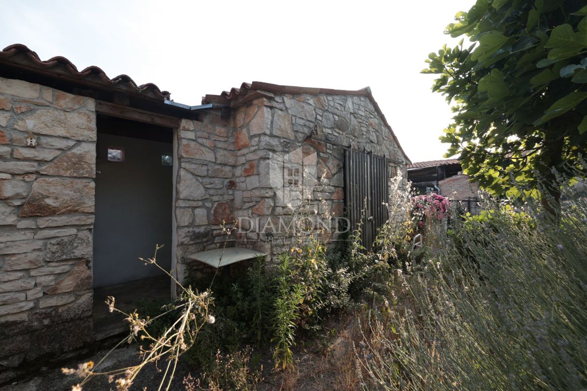Kamnita hiša s prostornim dvoriščem, v bližini Rovinja