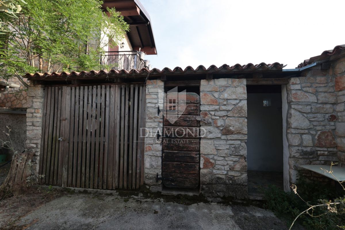 Kamnita hiša s prostornim dvoriščem, v bližini Rovinja