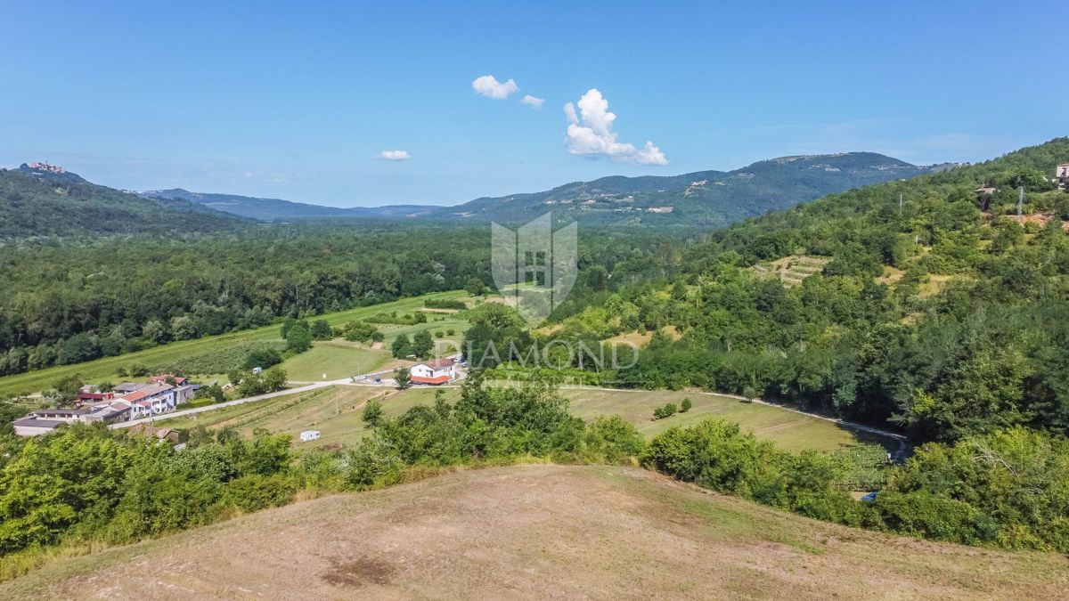 Motovun, okolica, edino gradbeno zemljišče na mirni lokaciji!